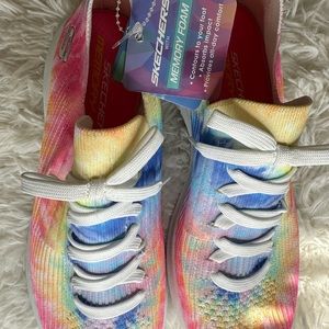 Skechers women tenis. Very colorful and they are 6 1/2
